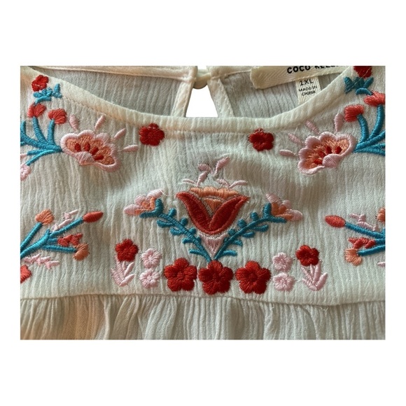 COCO KELLY top, white crinkle fabric and floral embroidery, flutter sleeves. - Picture 4 of 6